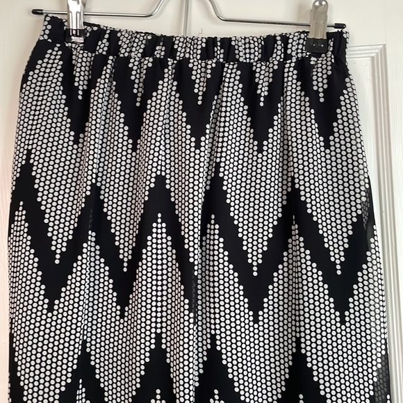 Black and White Printed Maxi Skirt with side slits and inner skirt lining, Small - Picture 2 of 8